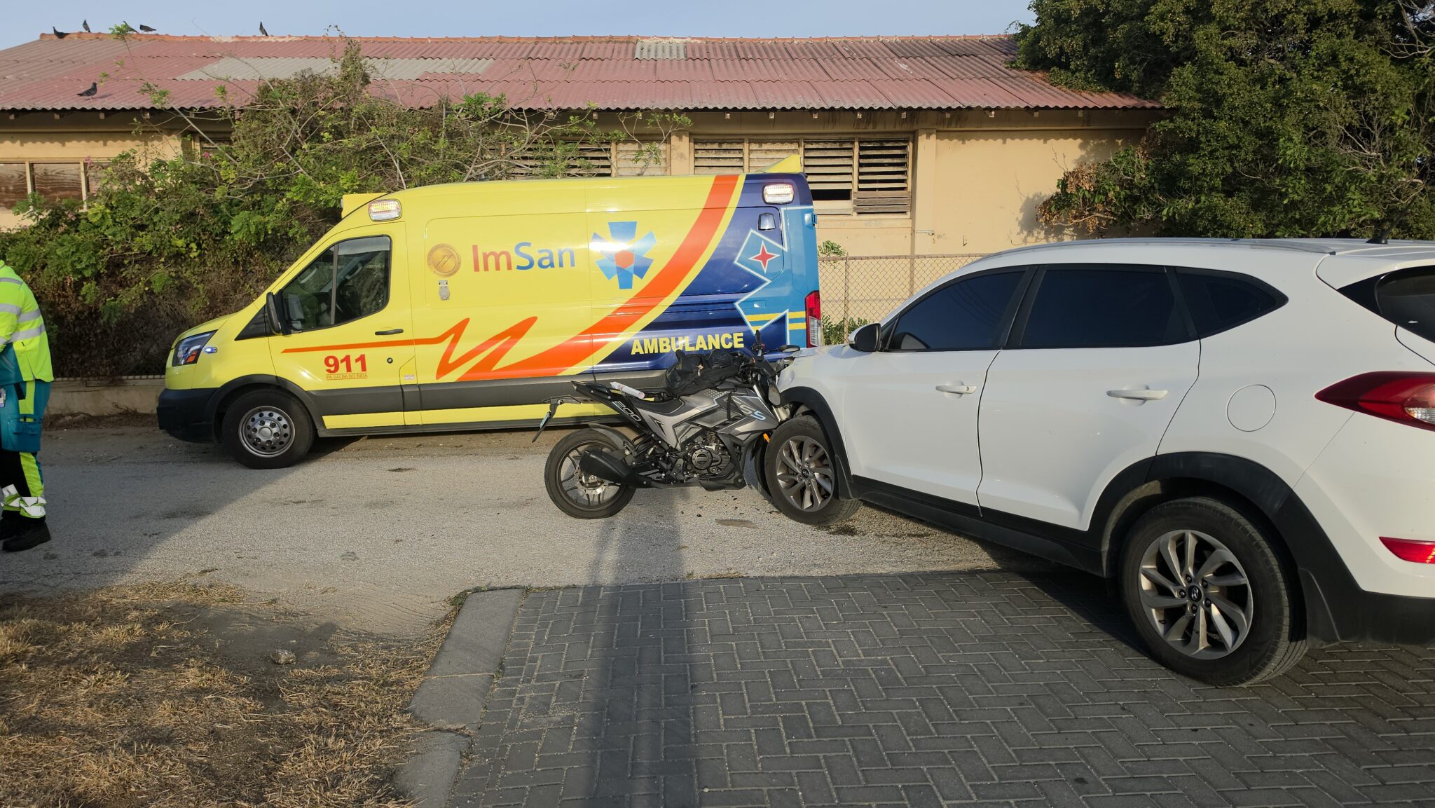 [VIDEO] Auto a sali dilanti brommer y nan a accidenta na Savaneta ...