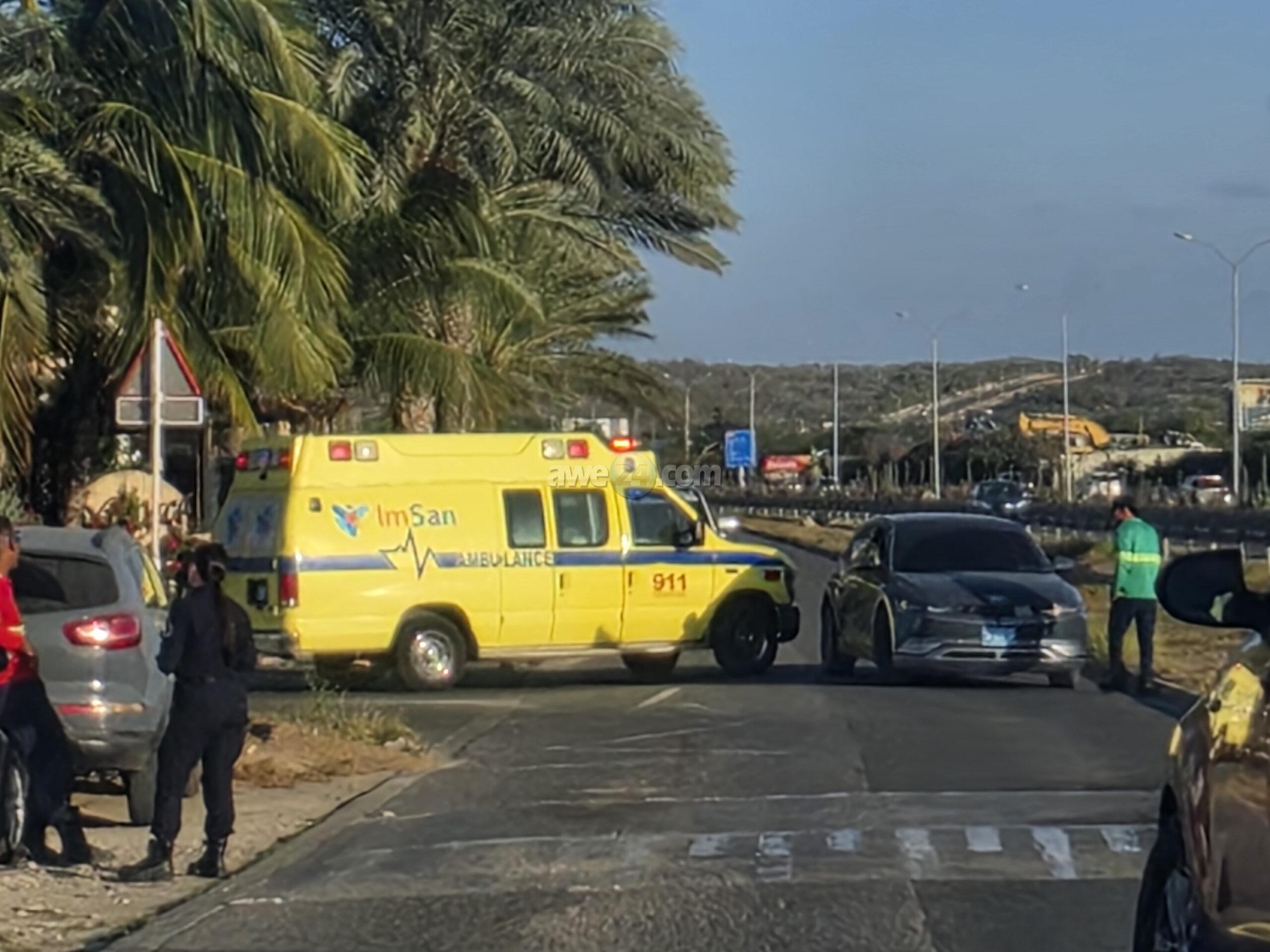 [VIDEO] Accidente entre un ambulans cu zwaailicht y sirena y un SUV electrico na Wayaca.