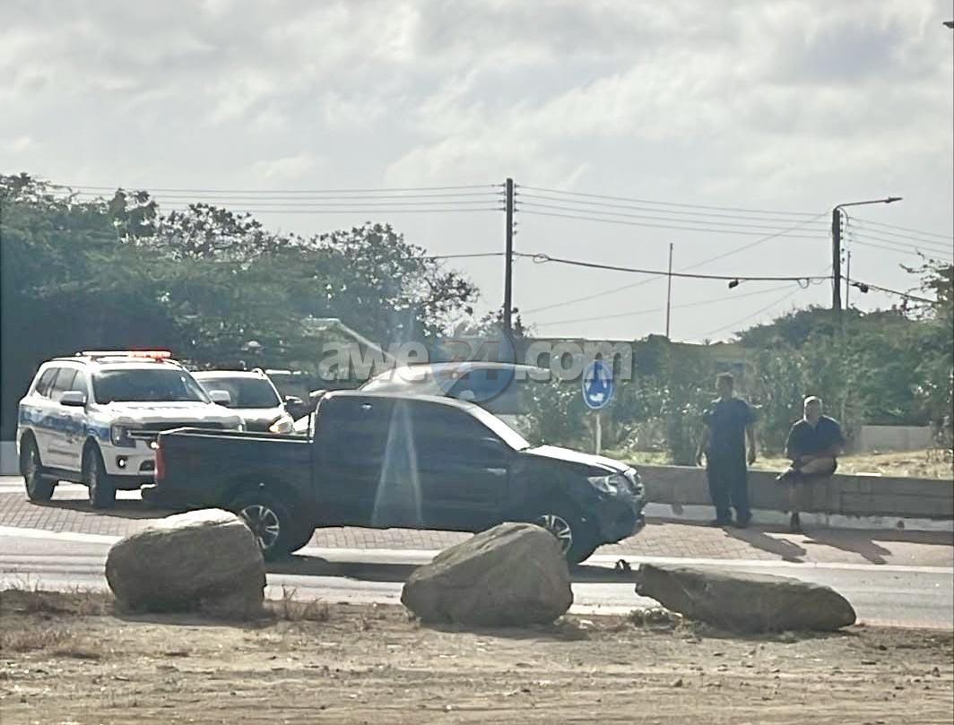 Chauffeur a bira malo riba caminda causa un accidente na rotonde Pos ...
