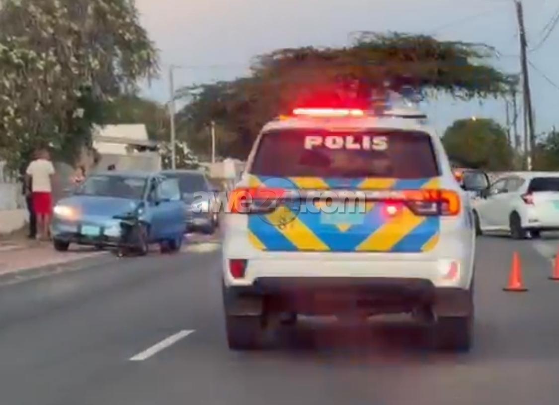 PUEBLO TA REPORTA: Auto a accidenta na Savaneta y un mucha a resulta herida