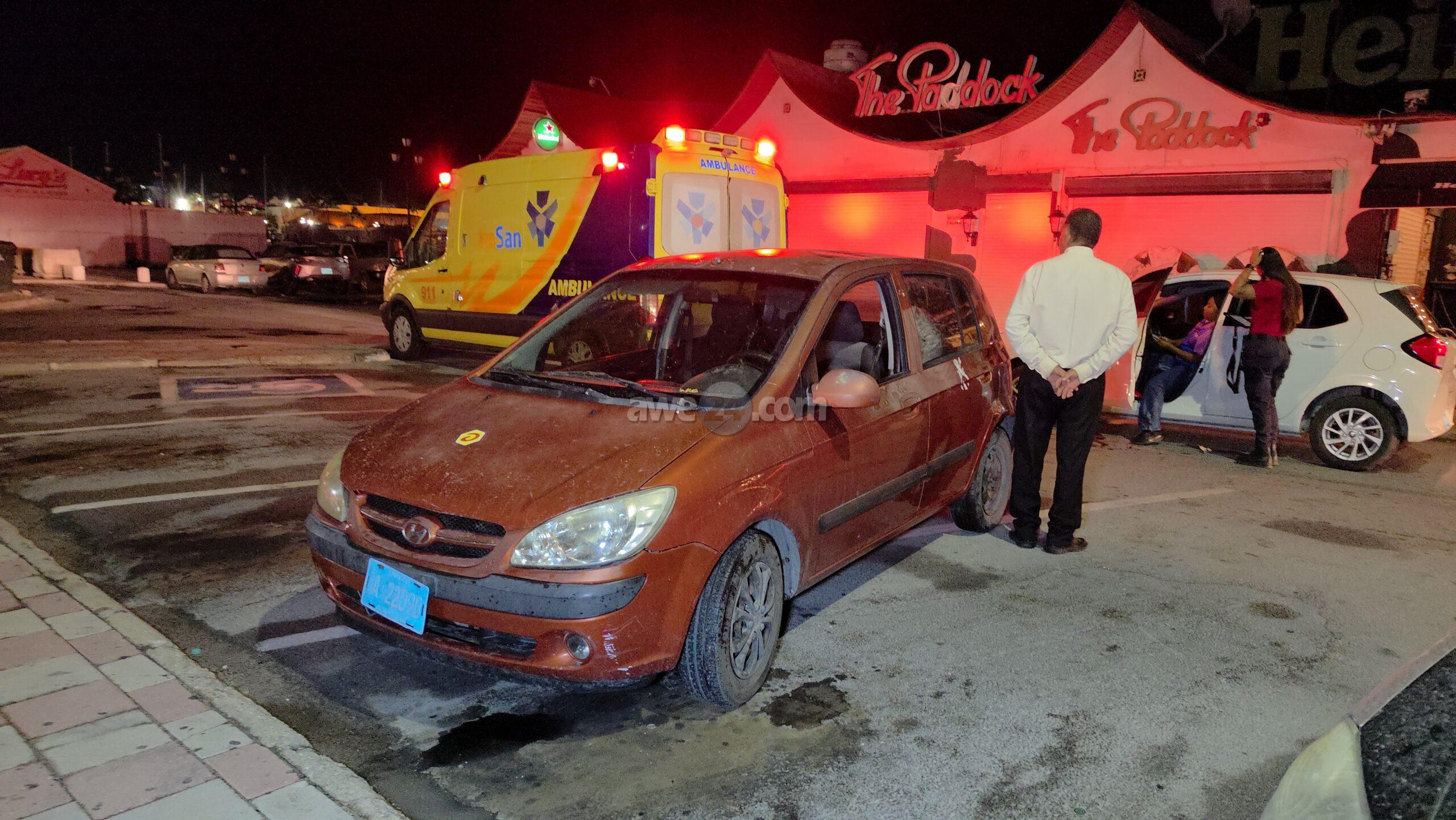 Polis a desvia trafico y un chauffeur a reverse sin a ripara un auto pasando su tras y nan a accidenta