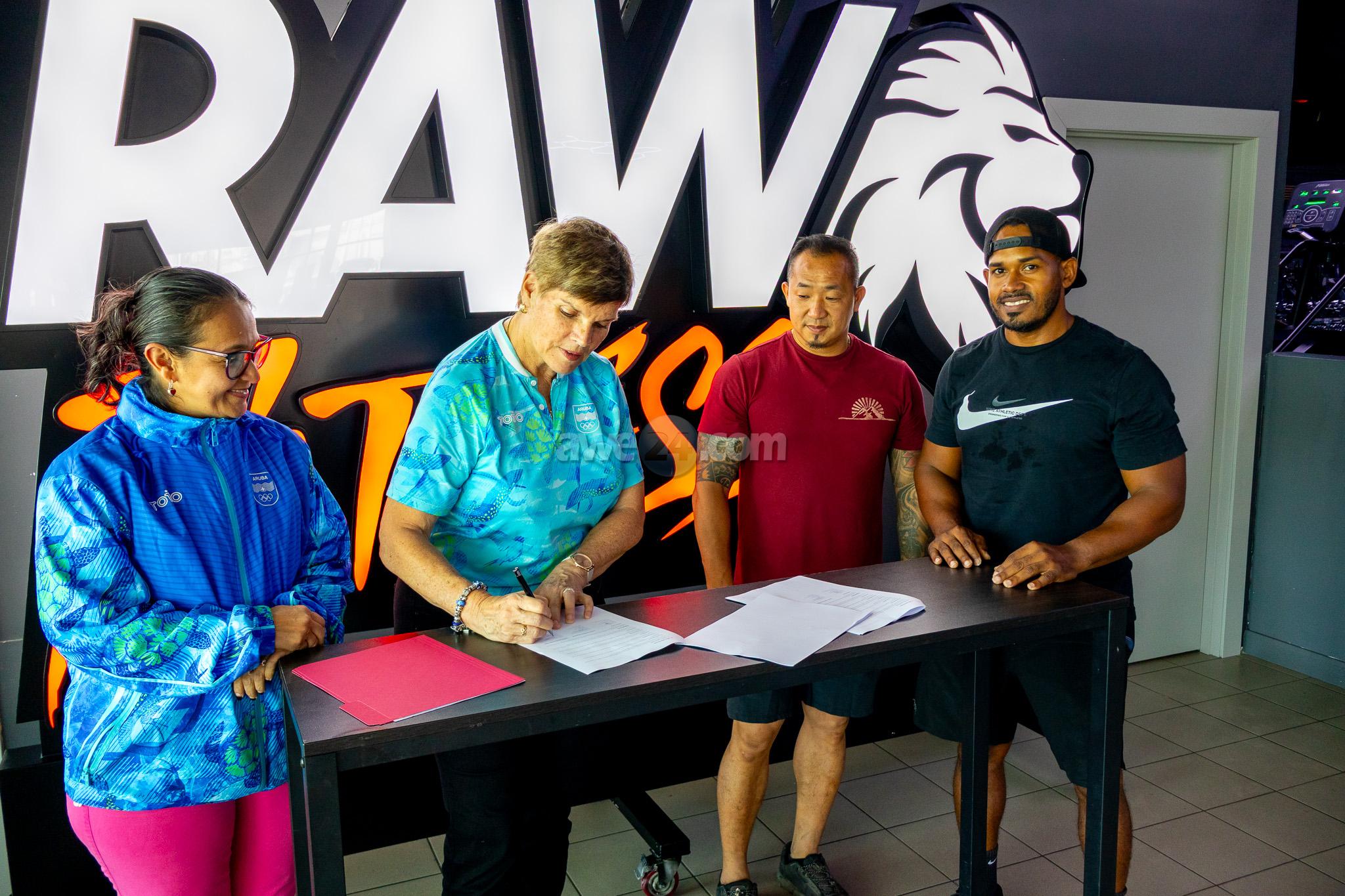 Comite Olimpico Arubano y Raw Fitness ta firma acuerdo di colaboracion