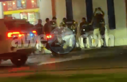 Ela purba huy pa e control pero polis a bay su tras y a gar’e, ela resisti y cu refuerso nan a domin’e y detene!