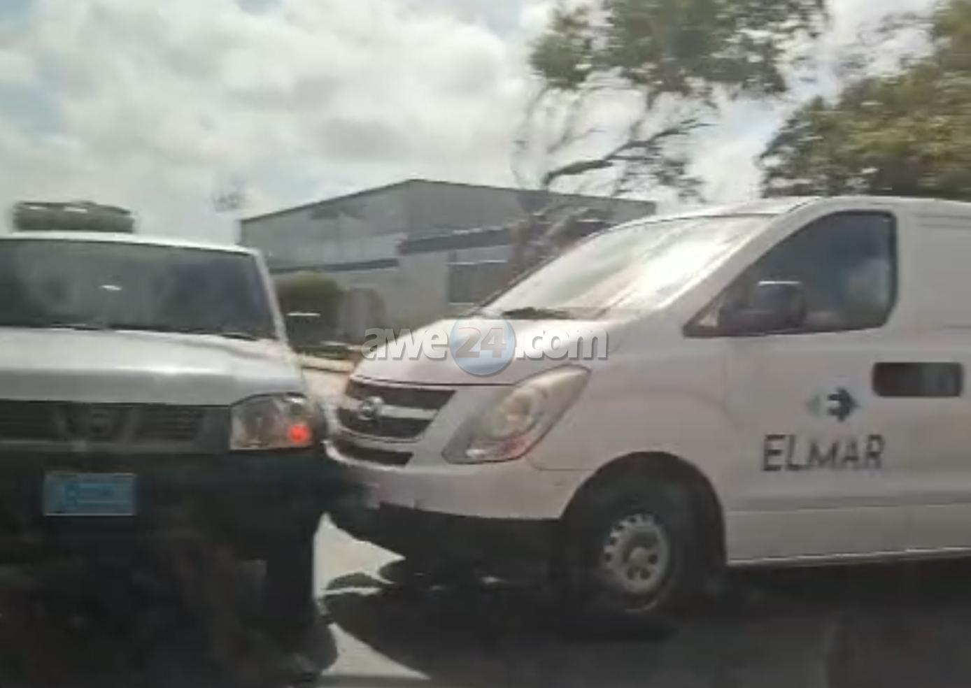 Chauffeur di Van di Elmar kier a sigui stret na rotonde pabao di Elmar y a causa un accidente