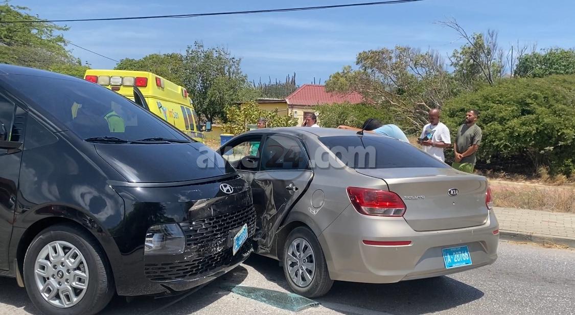 [VIDEO] Accidente cu 3 hende herida pa falta di preferencia banda di Panda Express na Paradera