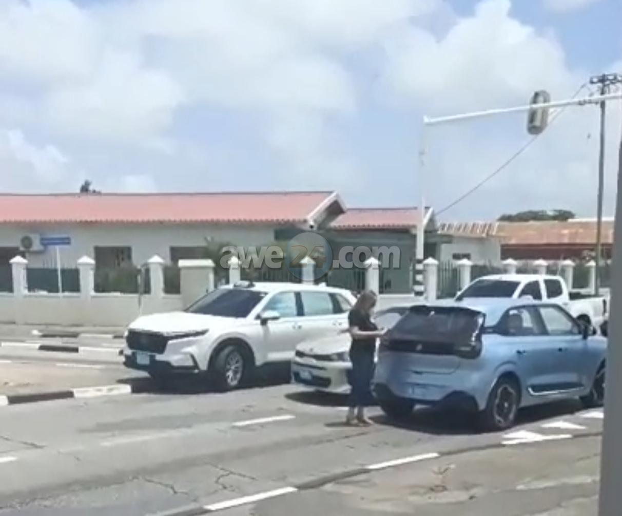 Driver Makes Illegal Left Turn Without Yielding at Aruba Intersection