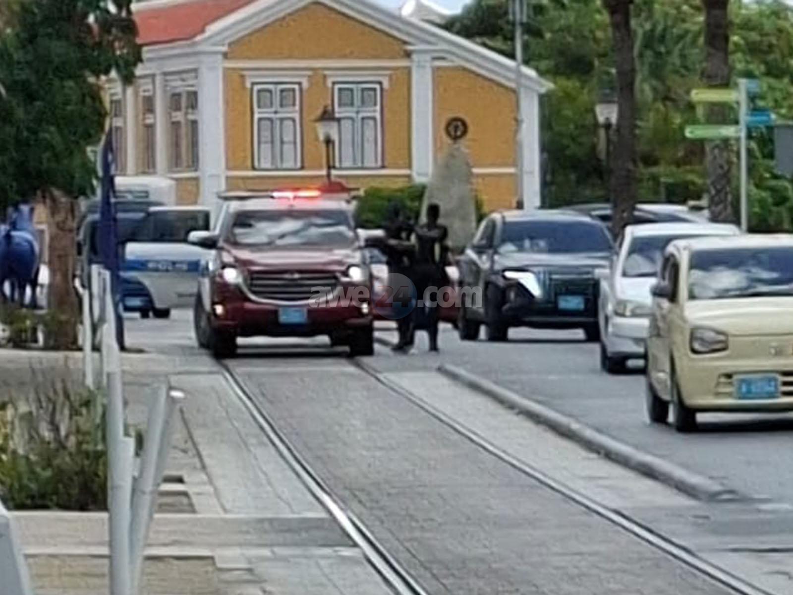 PUEBLO TA INFORMA: Auto a bay haci un “shortcut” na Wilhelminastraat net polis a wak e y a klap e un boet