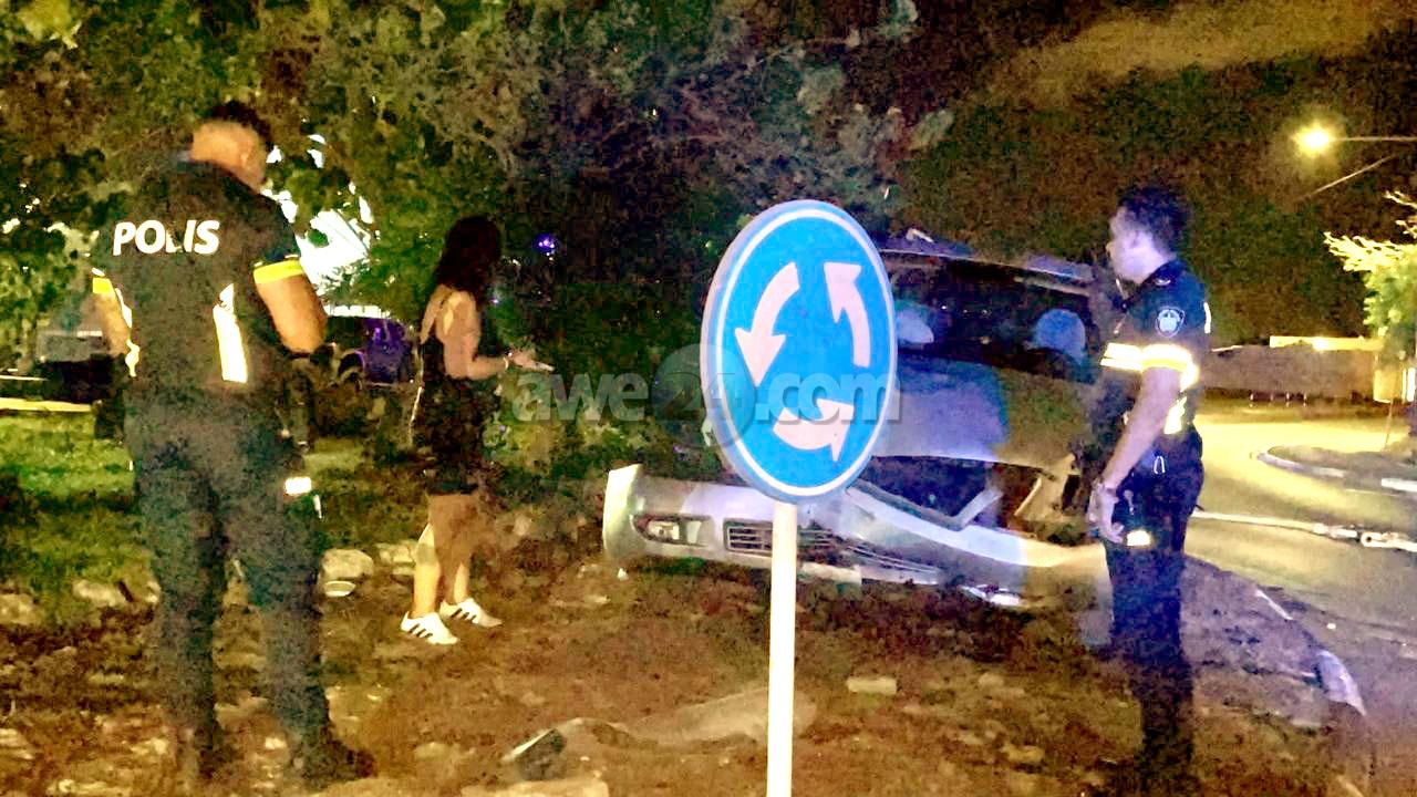 [VIDEO] Dama chauffeur den desesperacion pasobra un auto ta siguie a subi rotonde Tanki Leendert dal palo di lus!