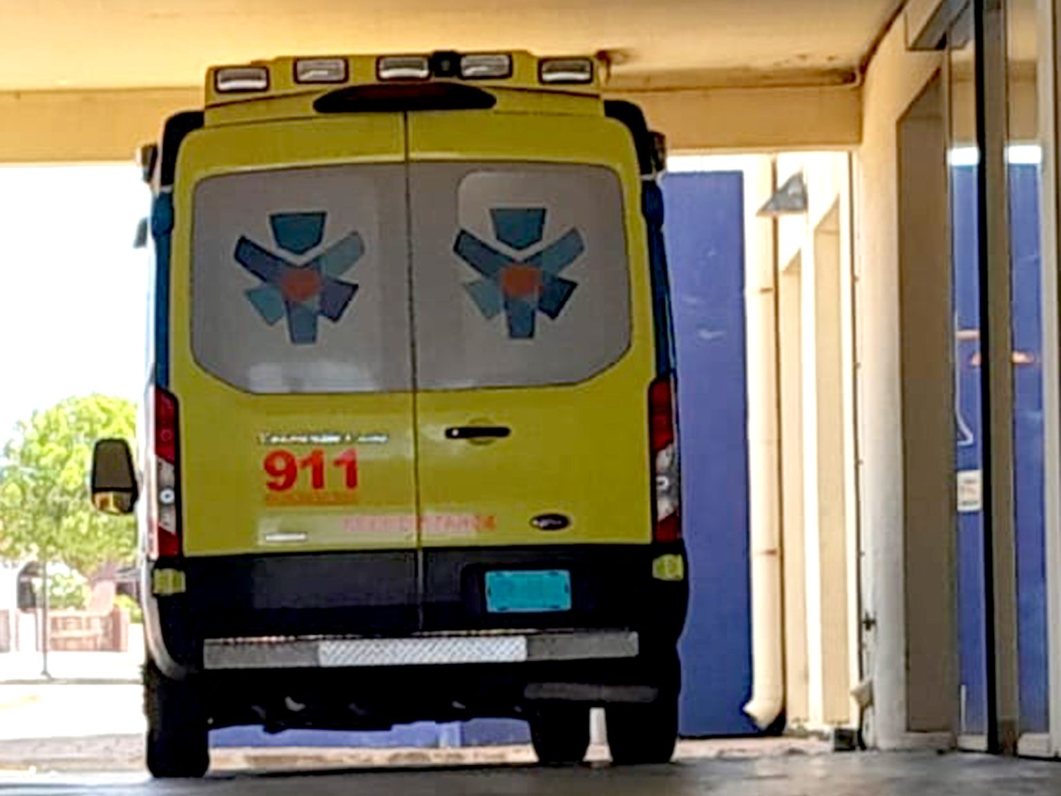 Ambulans a bay Centro Medico cu urgencia pa busca un dama cu a bebe ...