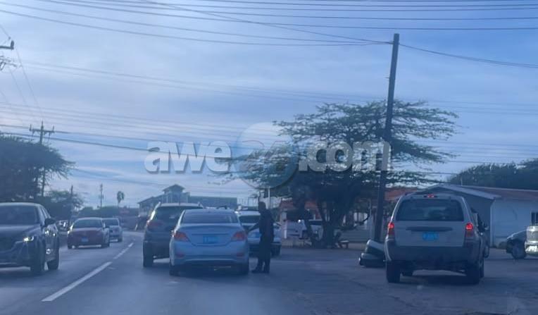 PUEBLO TA REPORTA: AUTO A DAL TRAS DI OTRO NA TANKI LEENDERT