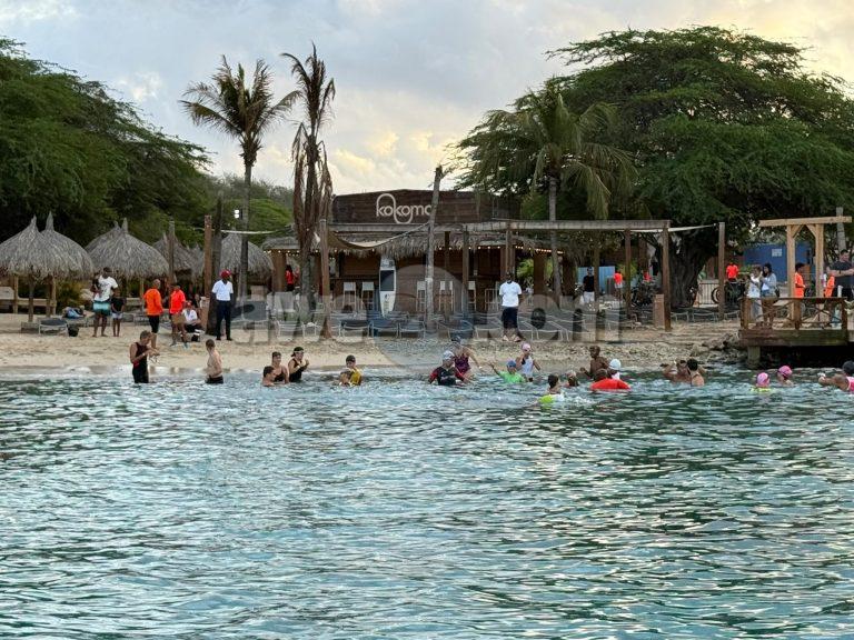 Citro Curaçao a vigila e landadornan di e triatlon na Kokomo Beach ...