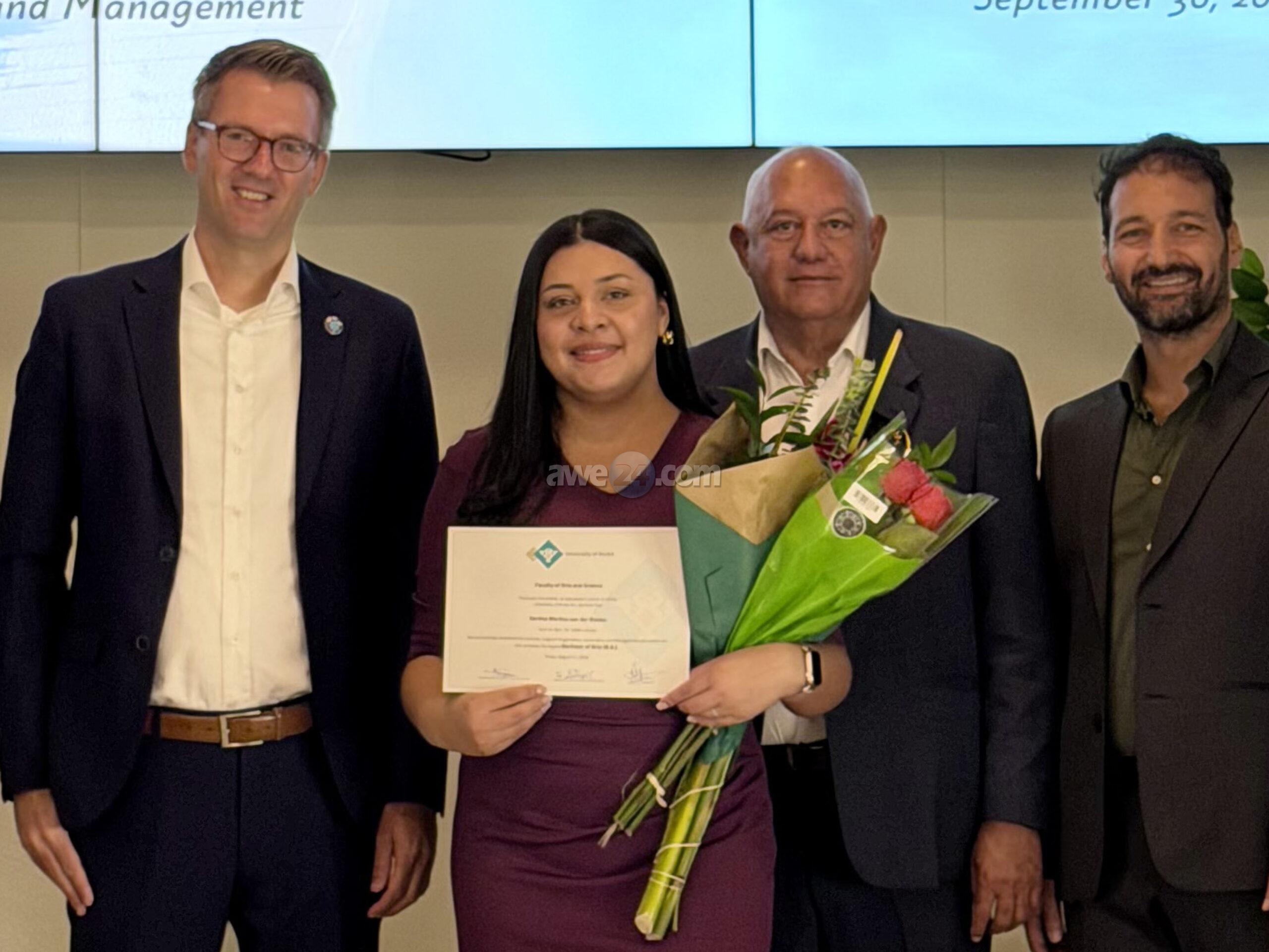 Meritza van der Biezen a gradua como Bachelor den Organization, Governance and Management (OGM)