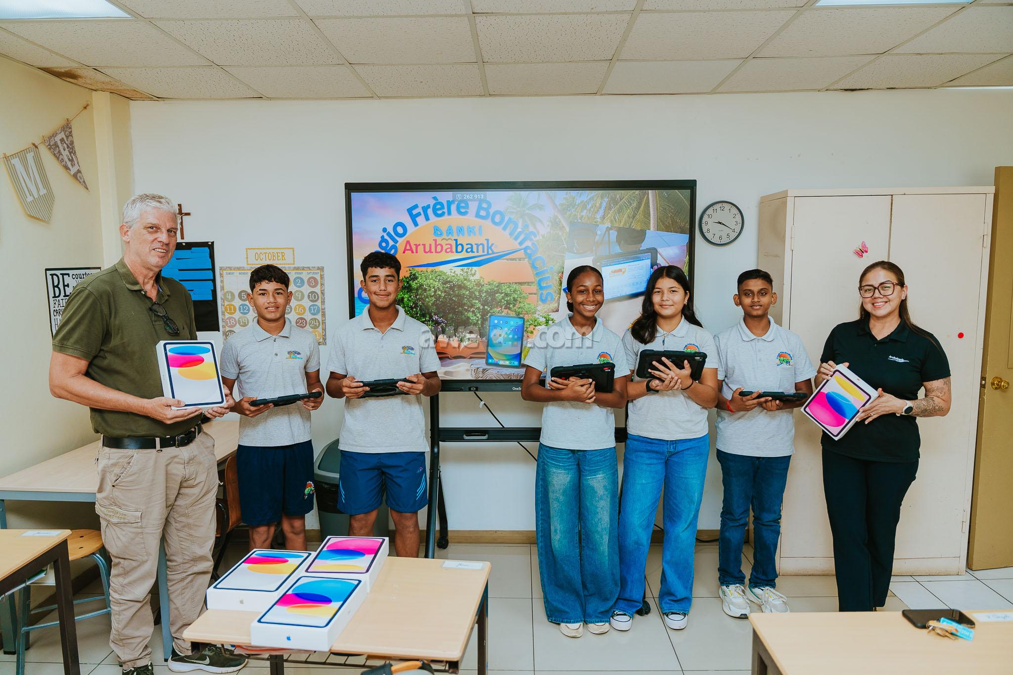 Aruba Bank ta haci donacion di iPads nobo na Colegio Frère Bonifacius
